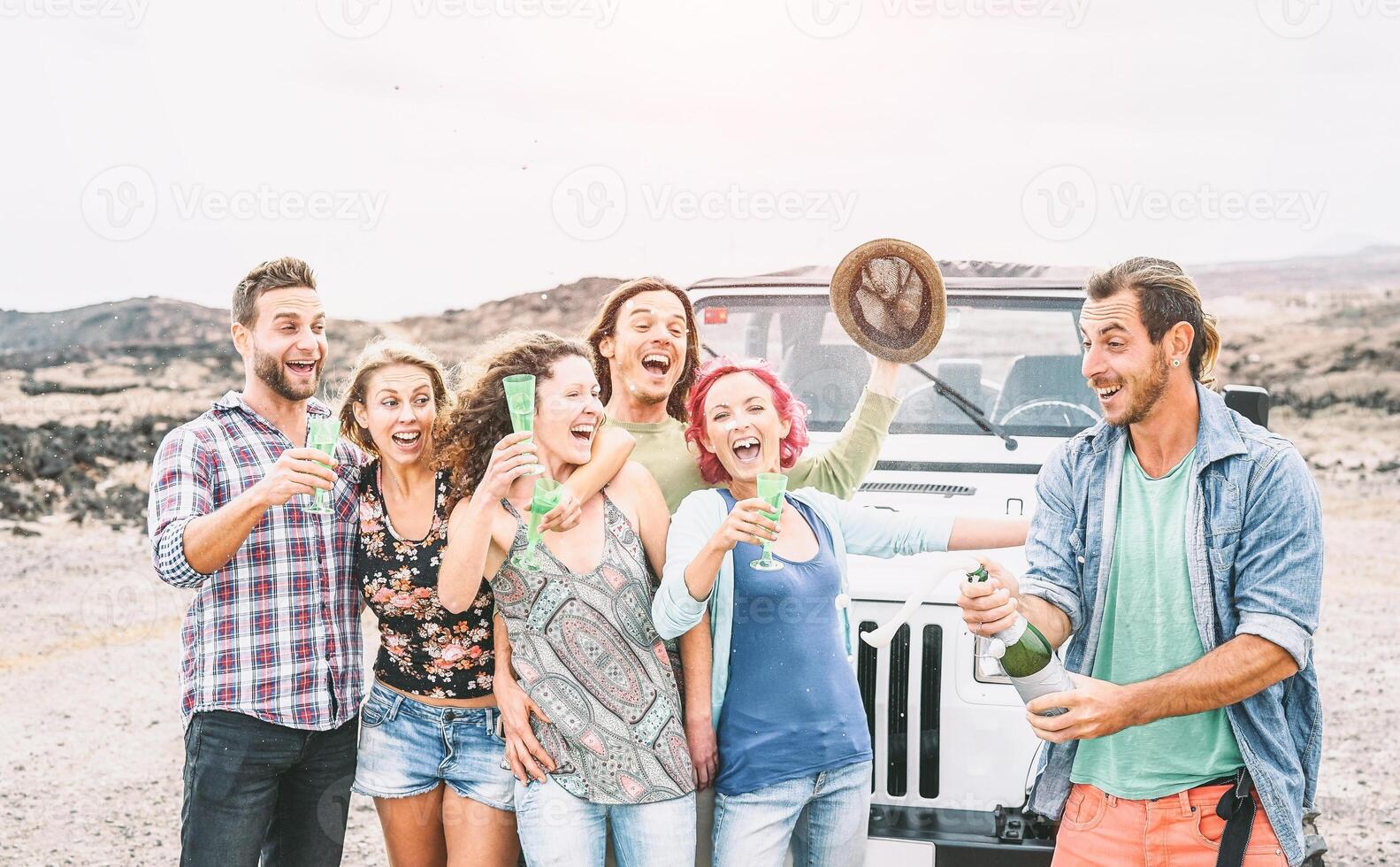 groupe de content copains fabrication fête dans désert - Voyage gens ayant amusement en buvant Champagne prosecco pendant leur route voyage avec jeep voiture - amitié, vacances, vacances mode de vie concept photo