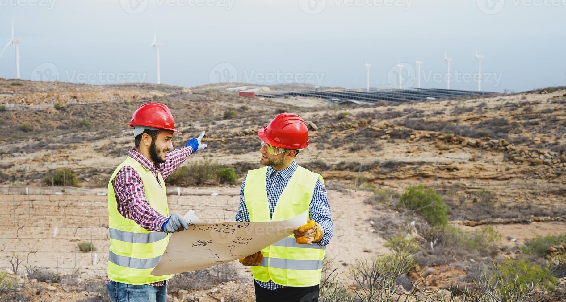 ouvriers ingénieurs en train de lire et parlant à propos le Nouveau renouvelable énergie projet - éco durable concept photo