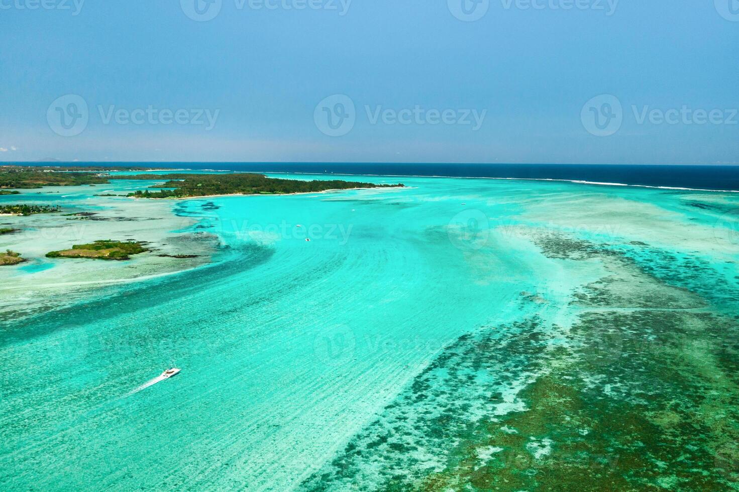 Haut vue de le lagune et corail récif de maurice dans le Indien océan photo