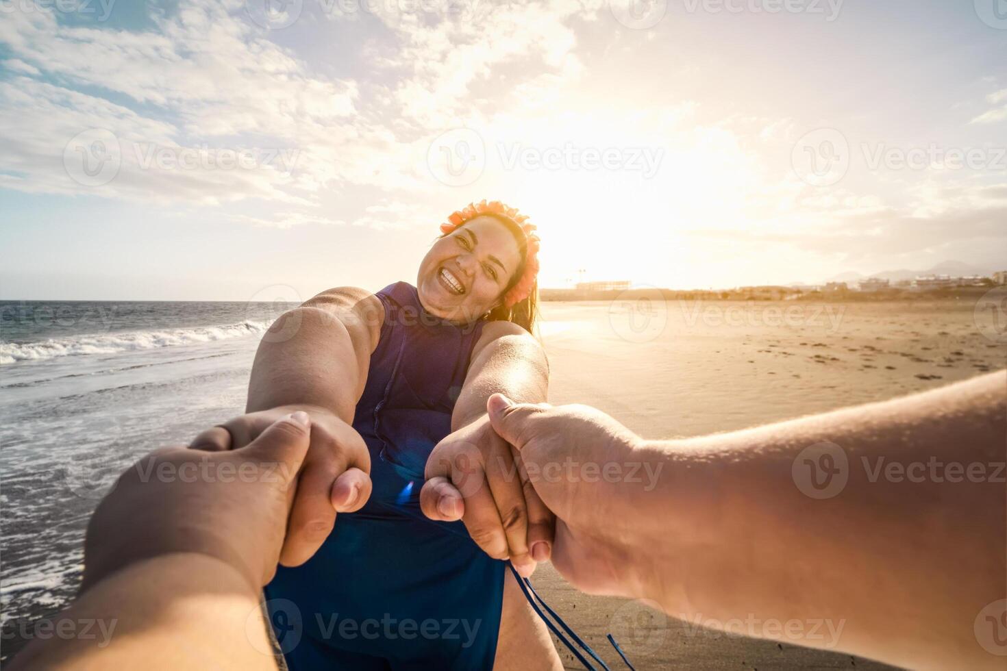 content plus Taille femmes ayant amusement sur tropical plage pendant été vacances - en surpoids sur de soi gens concept photo