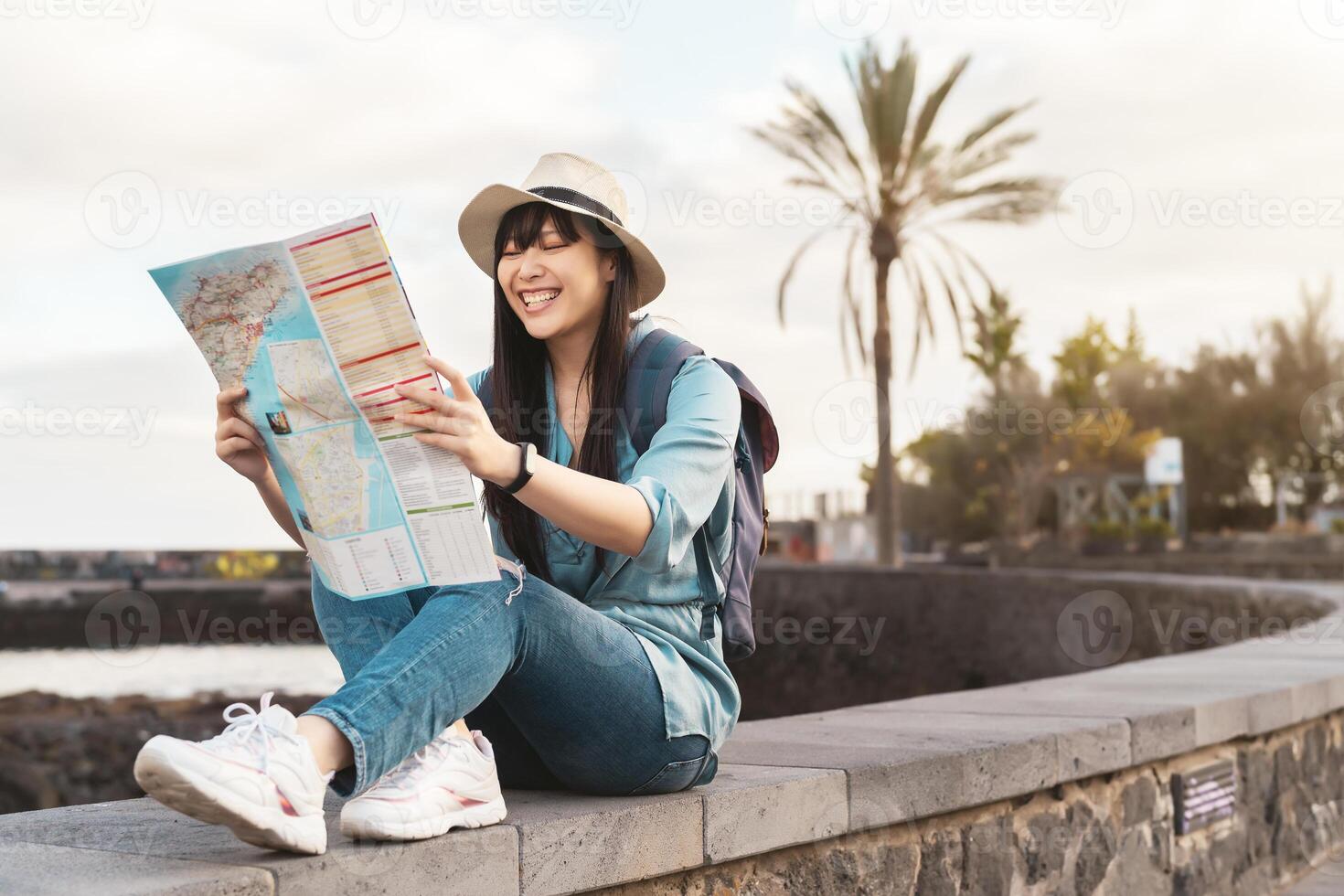 Voyage asiatique fille à la recherche carte pendant ville tour - Jeune content femme Faire vieux ville excursion découvrir Nouveau des endroits - vacances gens et tourisme historique ville concept photo