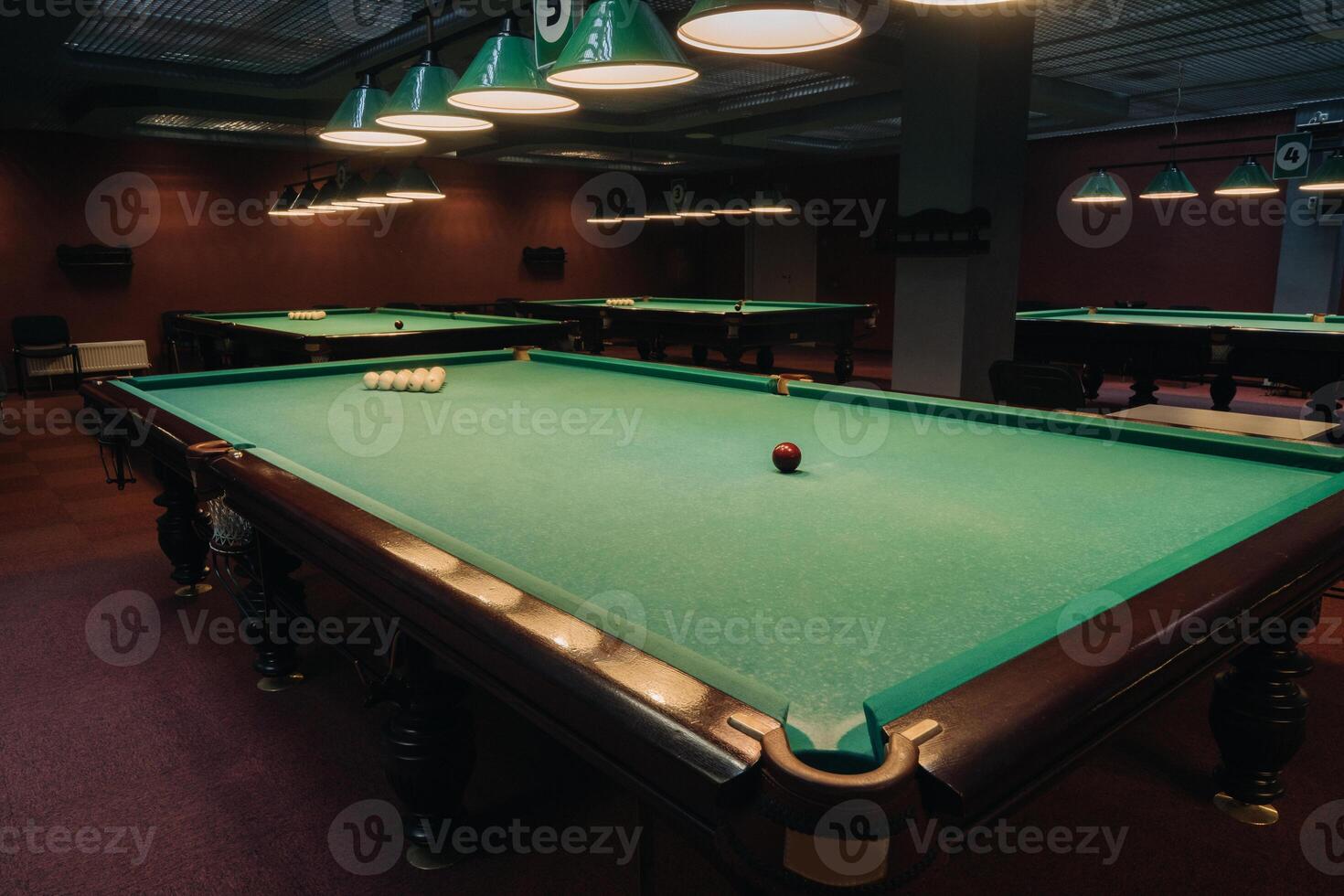 billard table avec vert surface et des balles dans le billard club.pool Jeu photo