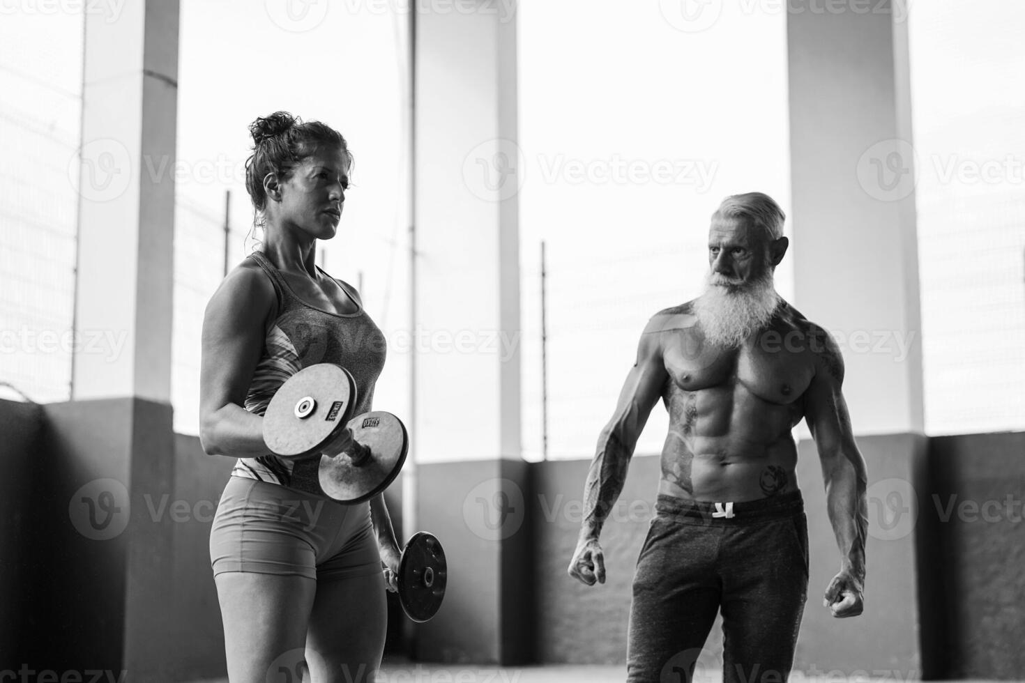 une homme et femme sont travail en dehors avec haltères photo