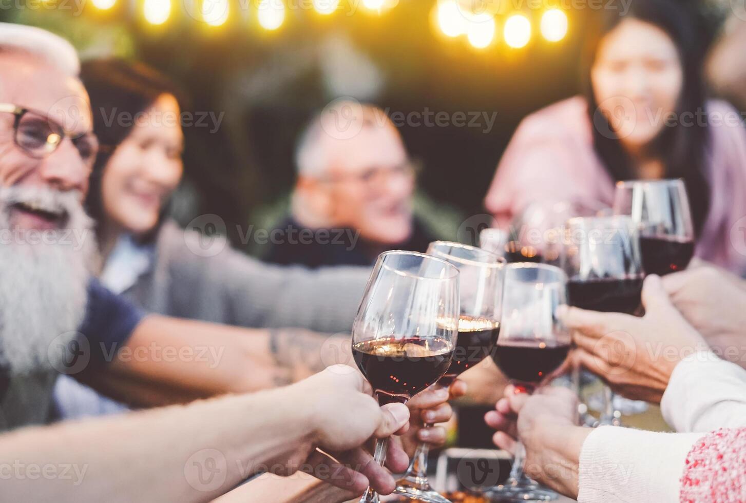 content famille à manger et grillage rouge du vin des lunettes dans barbecue dîner fête - gens ayant amusement en mangeant ensemble - jeunesse et personnes âgées Parents et nourriture fin de semaine Activités concept photo