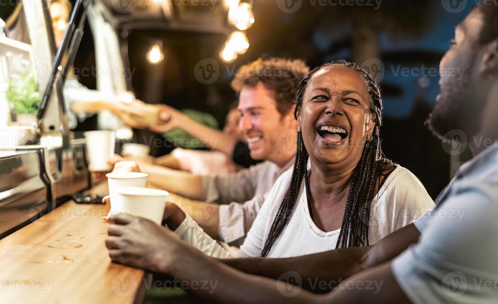 content multiracial gens achat repas de rue nourriture un camion marché - moderne affaires et prendre une façon concept photo