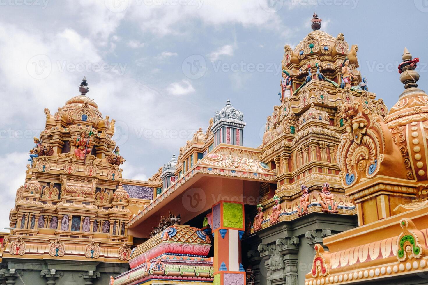 partie de une magnifique et coloré Indien temple dans maurice île. fermer sur sculptures et statues de Indien divinités photo