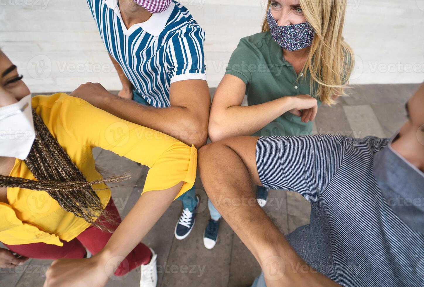 Jeune copains portant visage masque Faire Nouveau social distanciation saluer avec coudes bosses pour empêcher couronne virus propager - physique distance et relation amicale sécurité salutations concept photo