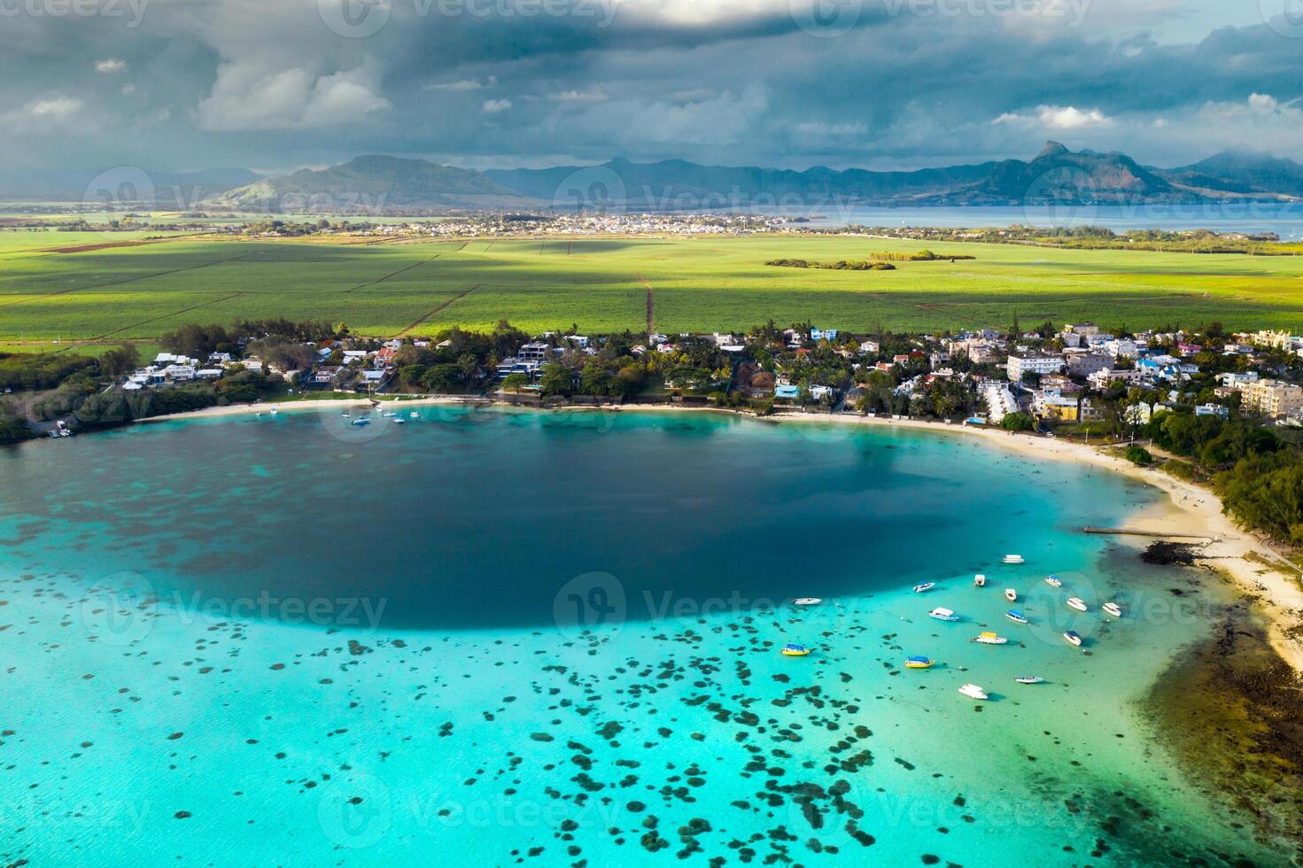 Haut vue de le bleu baie lagune de maurice. une bateau flotteurs sur une turquoise lagune photo