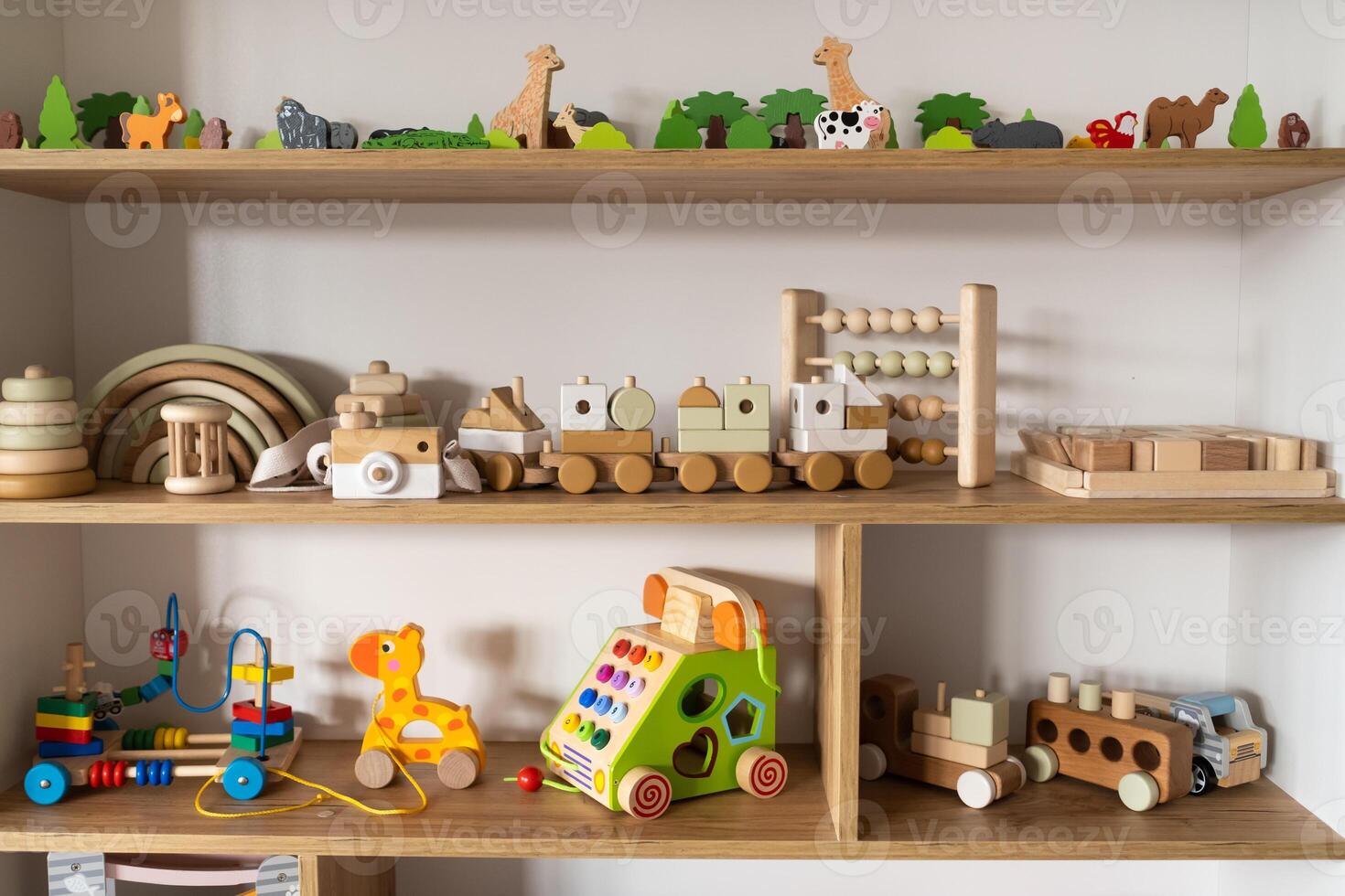 une étagère avec enfants en bois jouets dans le enfants chambre. enfants concept photo