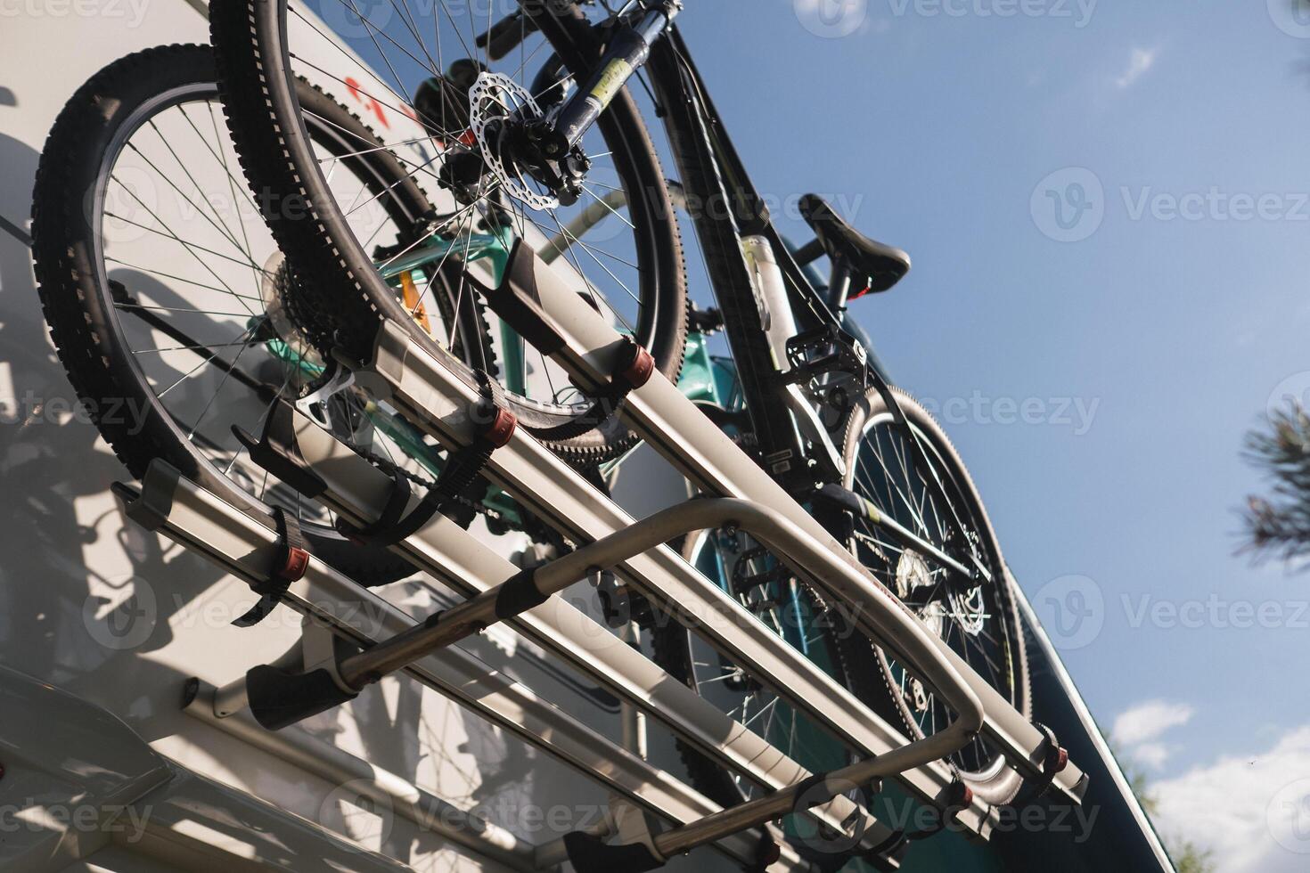 Vélos sont monté sur le camping car. le concept de Voyage photo