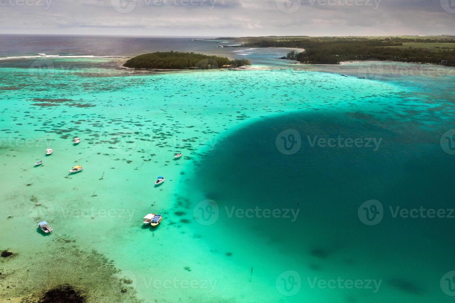 Haut vue de le bleu baie lagune de maurice. une bateau flotteurs sur une turquoise lagune photo