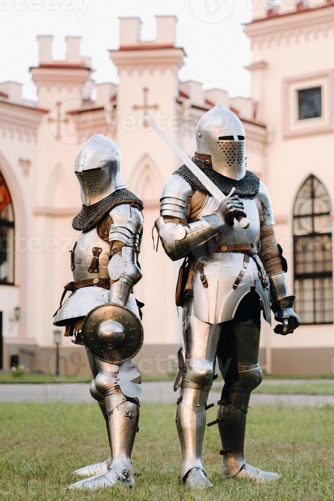deux chevaliers dans armure sur le Contexte de le médiéval Kossovski château.a médiéval concept.métallique texture photo