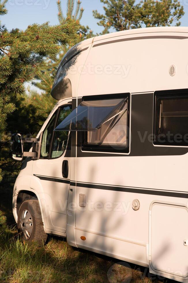 une vacances voyage dans une camping car, une du repos dans une van photo