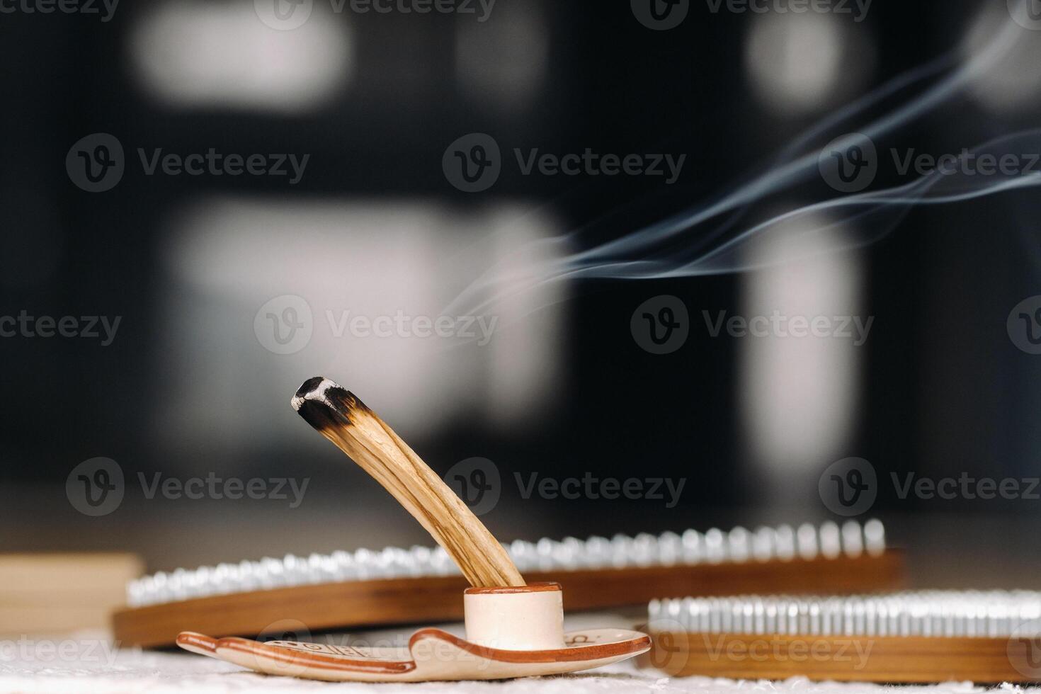 une fumeur palo santo bâton et planches avec ongles pour yoga Des classes photo