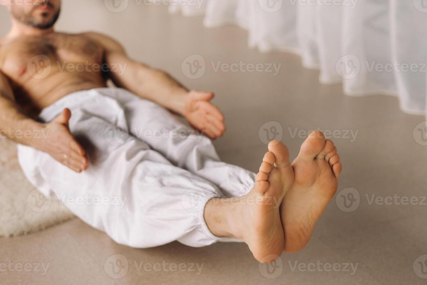 une homme avec une nu torse Est-ce que yoga dans une aptitude chambre. le concept de une en bonne santé mode de vie photo