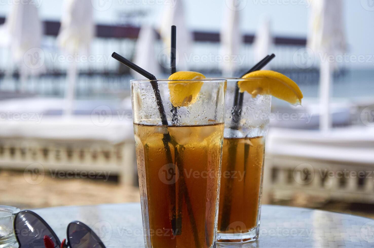 des cocktails sur le plage. brillant du froid les boissons sur le plage dans été. été vacances et Voyage concept. photo