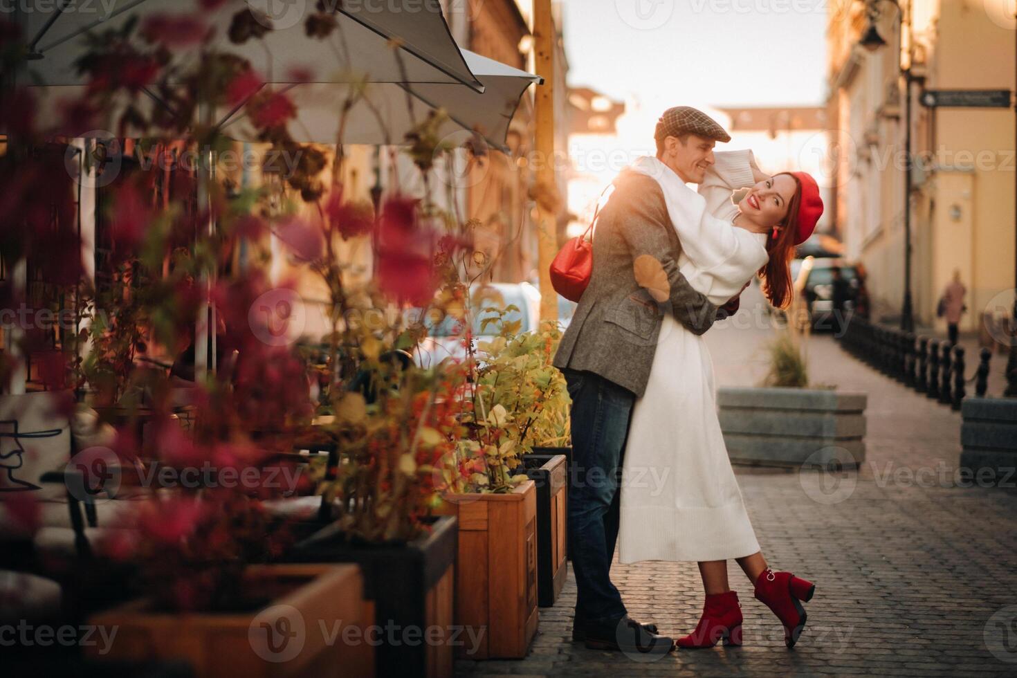 portrait de une content couple étreindre sur le rue dans un l'automne ville. rétro élégant couple dans l'automne dans le ville photo