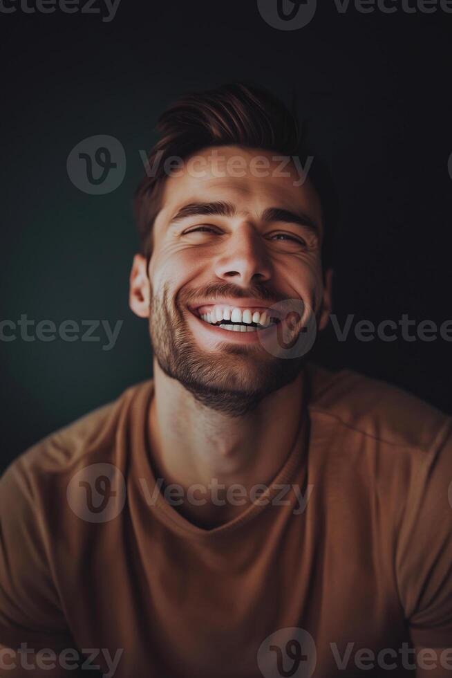 ai généré radiant Jeune homme souriant sur foncé Contexte photo