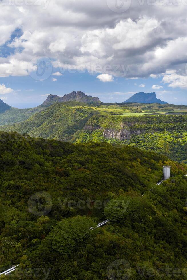 Montagne paysage de le gorge sur le île de l'île Maurice, vert montagnes de le jungle de maurice photo