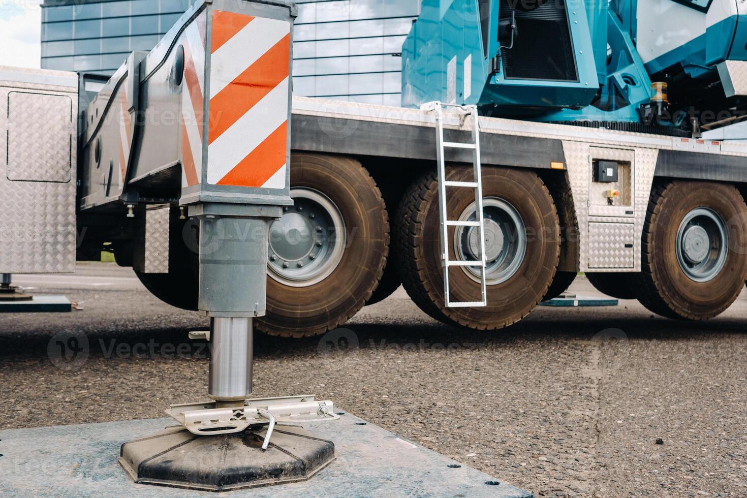 installée hydraulique soutien de un voiture grue photo