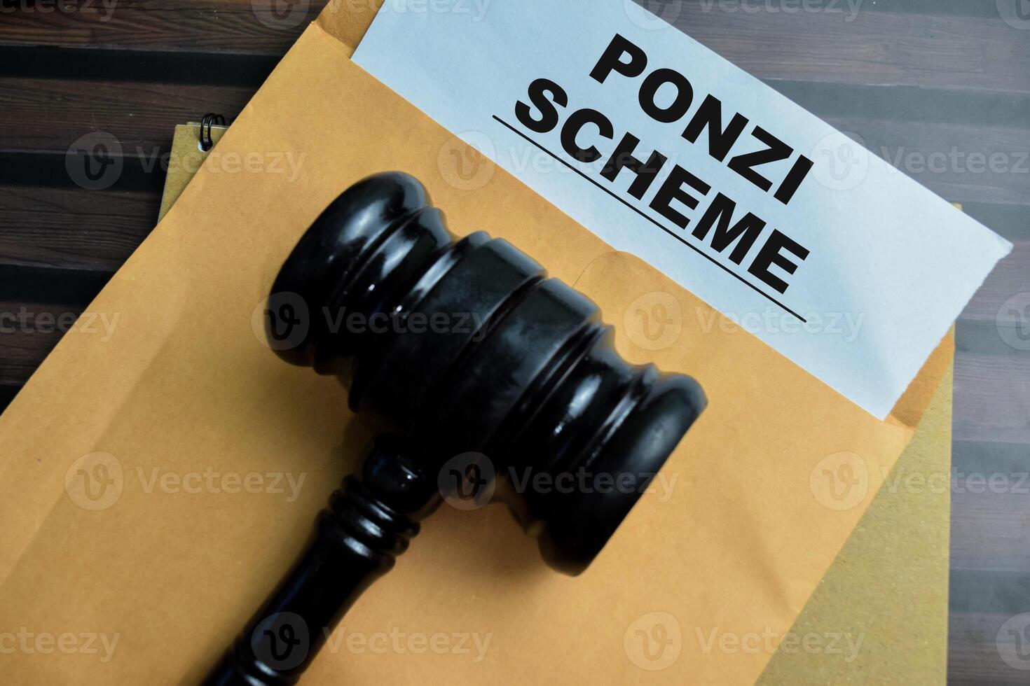 rouge manipuler caoutchouc stamper et Ponzi schème texte au dessus marron enveloppe isolé sur en bois Contexte photo
