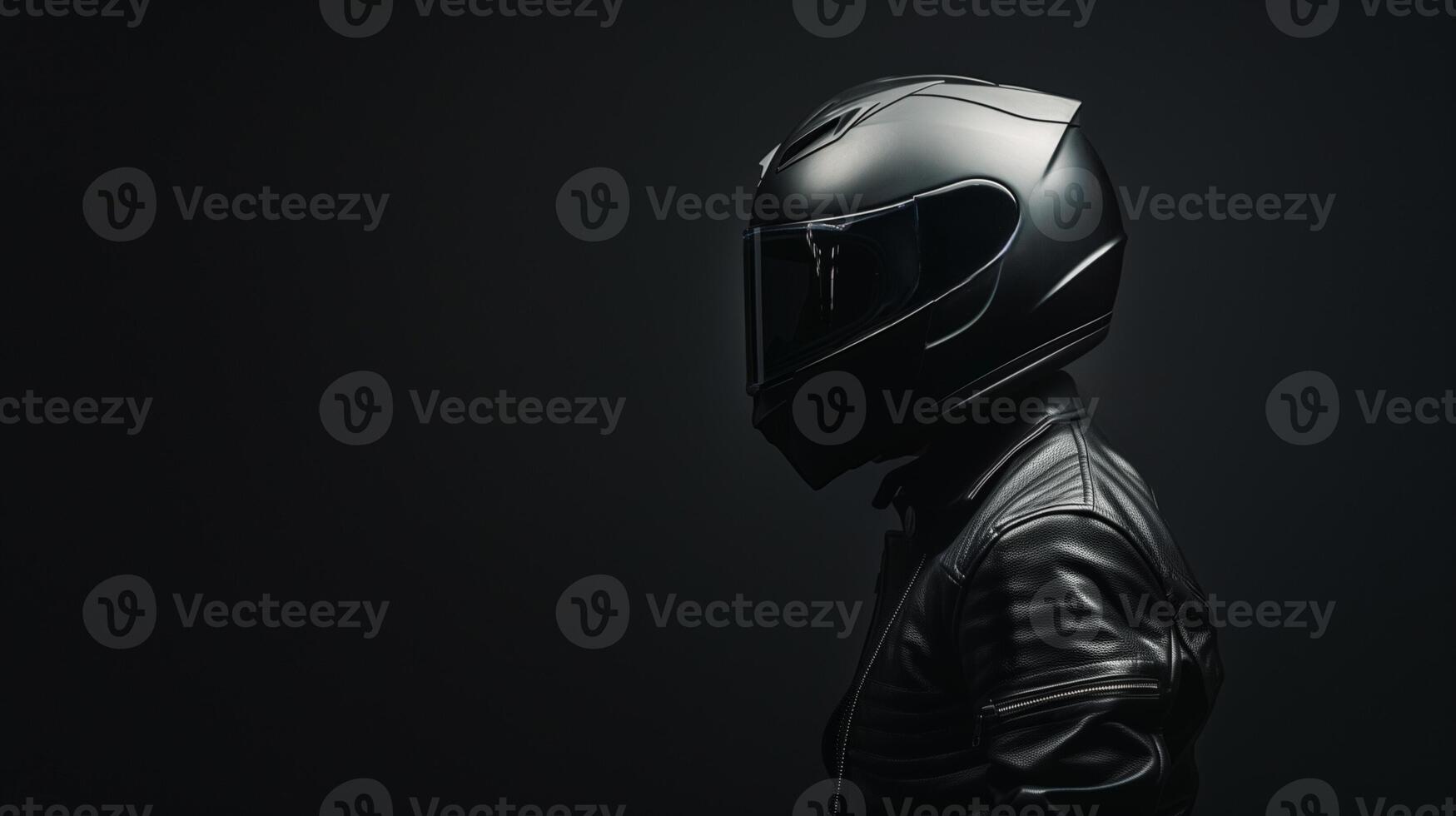 ai généré motocycliste profil dans casque, foncé toile de fond photo