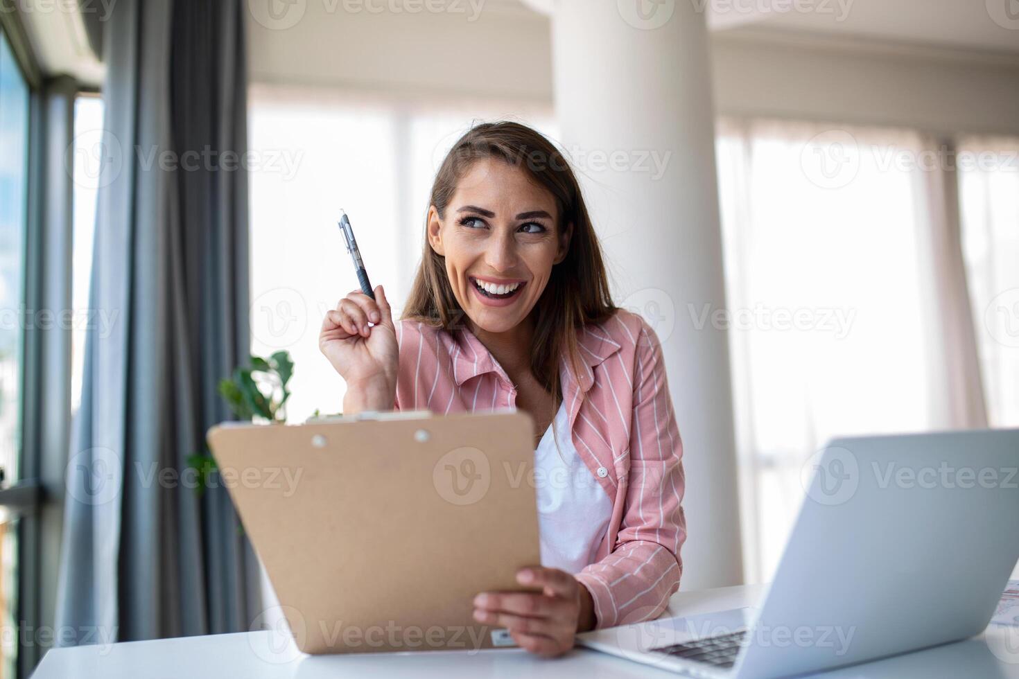 travail à distance, technologie et concept de personnes - jeune femme d'affaires souriante et heureuse avec ordinateur portable et papiers travaillant au bureau à domicile photo