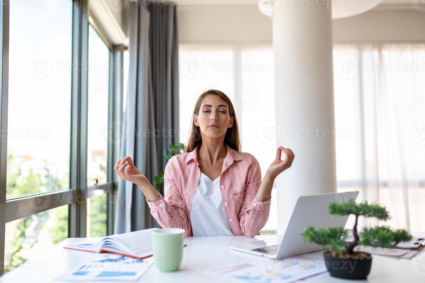 calme femme relaxant méditer avec ordinateur portable, non stress gratuit le soulagement à travail concept, conscient paisible Jeune femme d'affaires ou étudiant pratiquant respiration yoga des exercices à lieu de travail, Bureau méditation photo