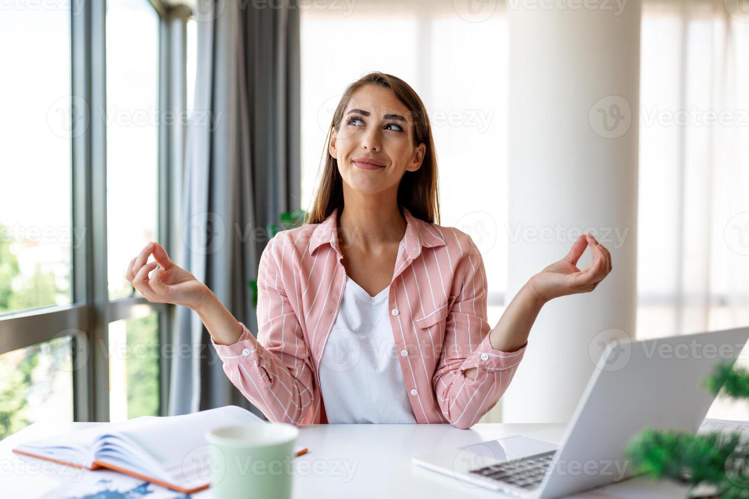 calme femme relaxant méditer avec ordinateur portable, non stress gratuit le soulagement à travail concept, conscient paisible Jeune femme d'affaires ou étudiant pratiquant respiration yoga des exercices à lieu de travail, Bureau méditation photo