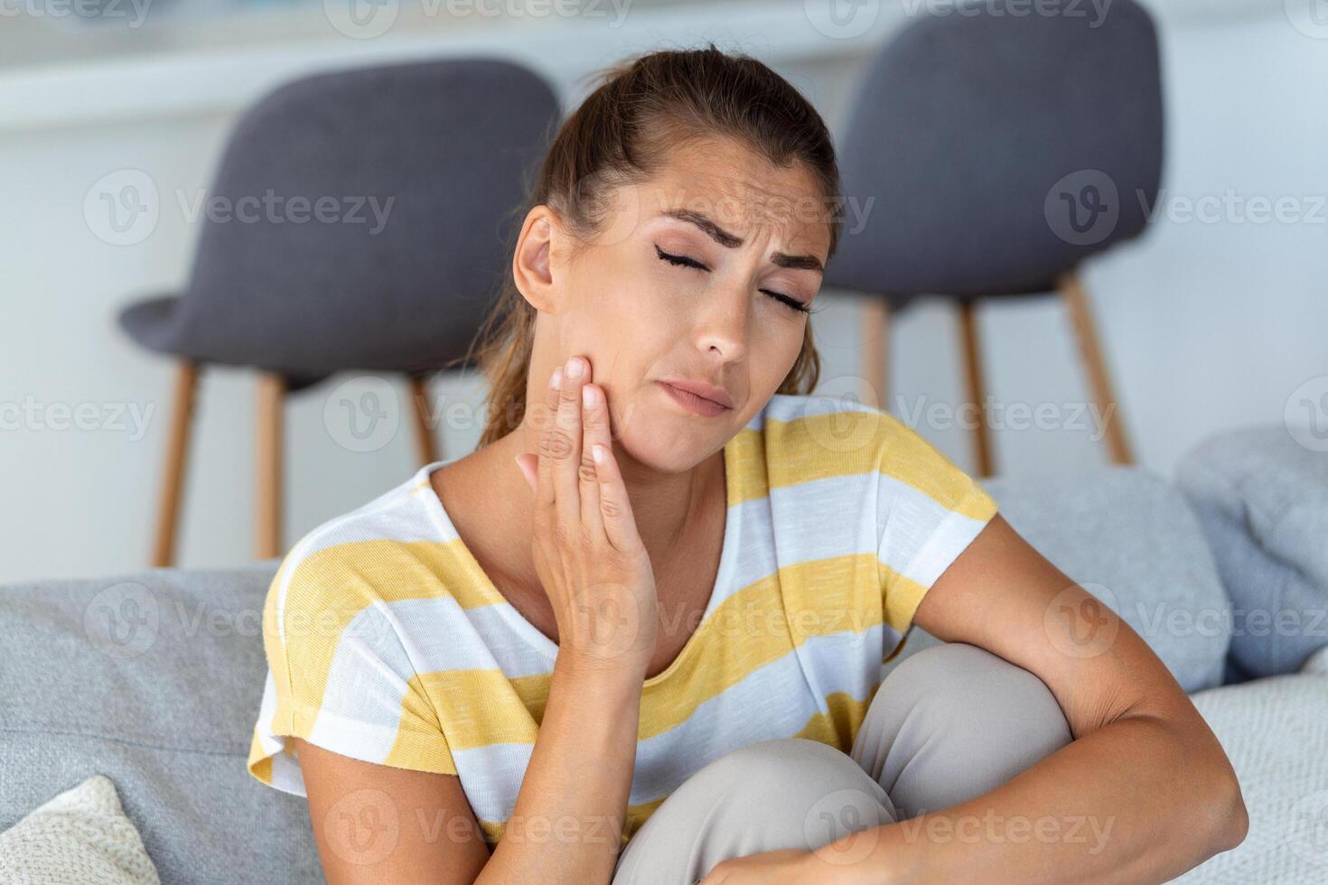 portrait de malheureux Jeune femme Souffrance de mal aux dents à maison. soins de santé, dentaire santé et problème concept. photo