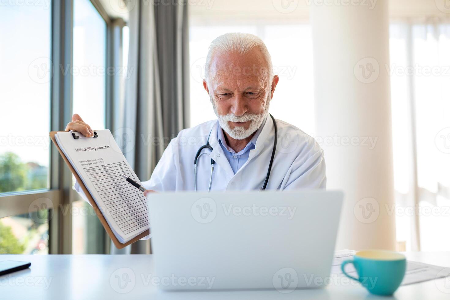 sérieux vieux mature professionnel Masculin médecin en utilisant portable ordinateur dans hôpital Bureau ayant médical séminaire en ligne entraînement, l'écriture dans soins de santé rapport, consultant patient en ligne à télémédecine réunion. photo