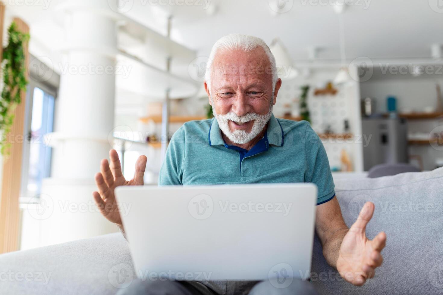 personnes âgées homme assise sur canapé à la recherche à portable écran crier avec joie se sent excité content célébrer loterie la victoire, chanceux moment, eu en ligne opportunité, Ventes et remises commerce électronique concept photo