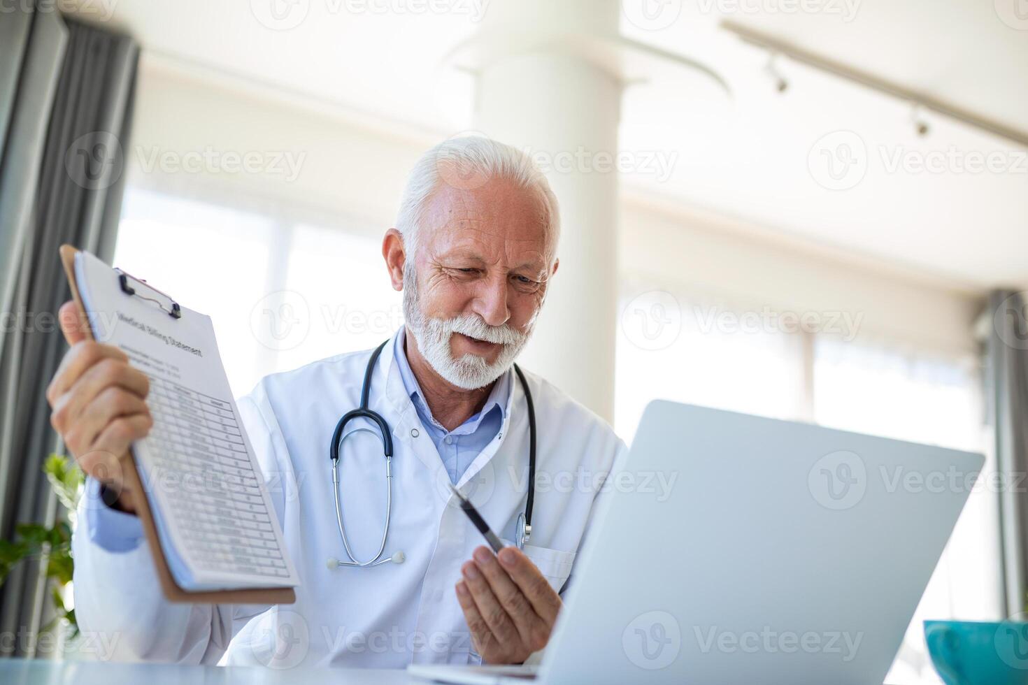 sérieux vieux mature professionnel Masculin médecin en utilisant portable ordinateur dans hôpital Bureau ayant médical séminaire en ligne entraînement, l'écriture dans soins de santé rapport, consultant patient en ligne à télémédecine réunion. photo