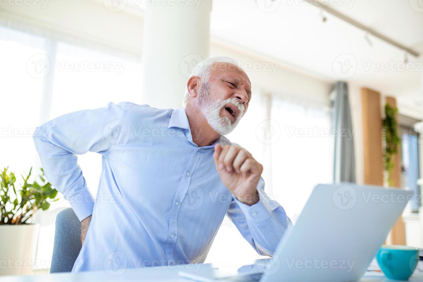 Sénior homme d'affaire travail séance à bureau souffre de inférieur retour douleur. dommage de intervertébral disques, spinal les articulations, compression de nerf les racines causé par faux posture et sédentaire travail photo