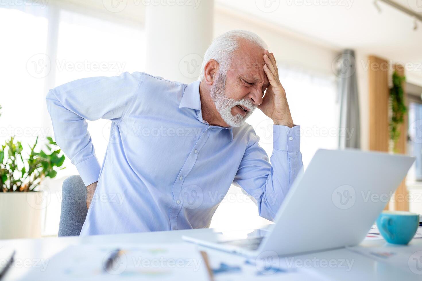 Sénior homme d'affaire travail séance à bureau souffre de inférieur retour douleur. dommage de intervertébral disques, spinal les articulations, compression de nerf les racines causé par faux posture et sédentaire travail photo