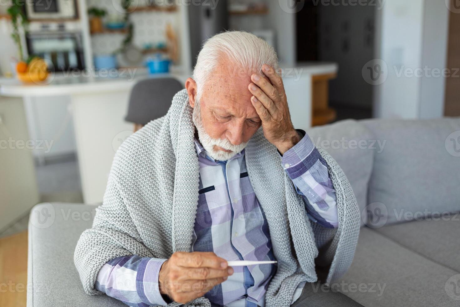 Nouveau coronavirus covid-19 déclenchement situation avec pandémie épidémie avertissement - adulte caucasien Sénior vieux homme avec fièvre symptômes comme maladies du froid saisonnier grippe - gens et virus concept photo