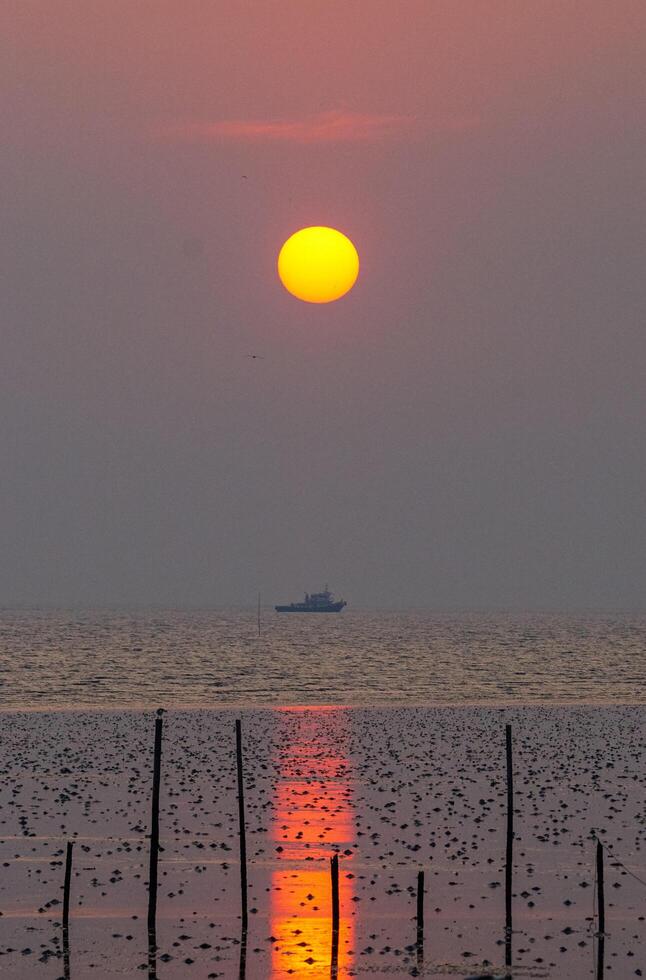 paysage horizon point de vue panorama été rive mer plage personne vent vague cool vacances Regardez calme gros le coucher du soleil ciel crépuscule soir sur journée temps la nature tropical côte magnifique océan l'eau Voyage photo