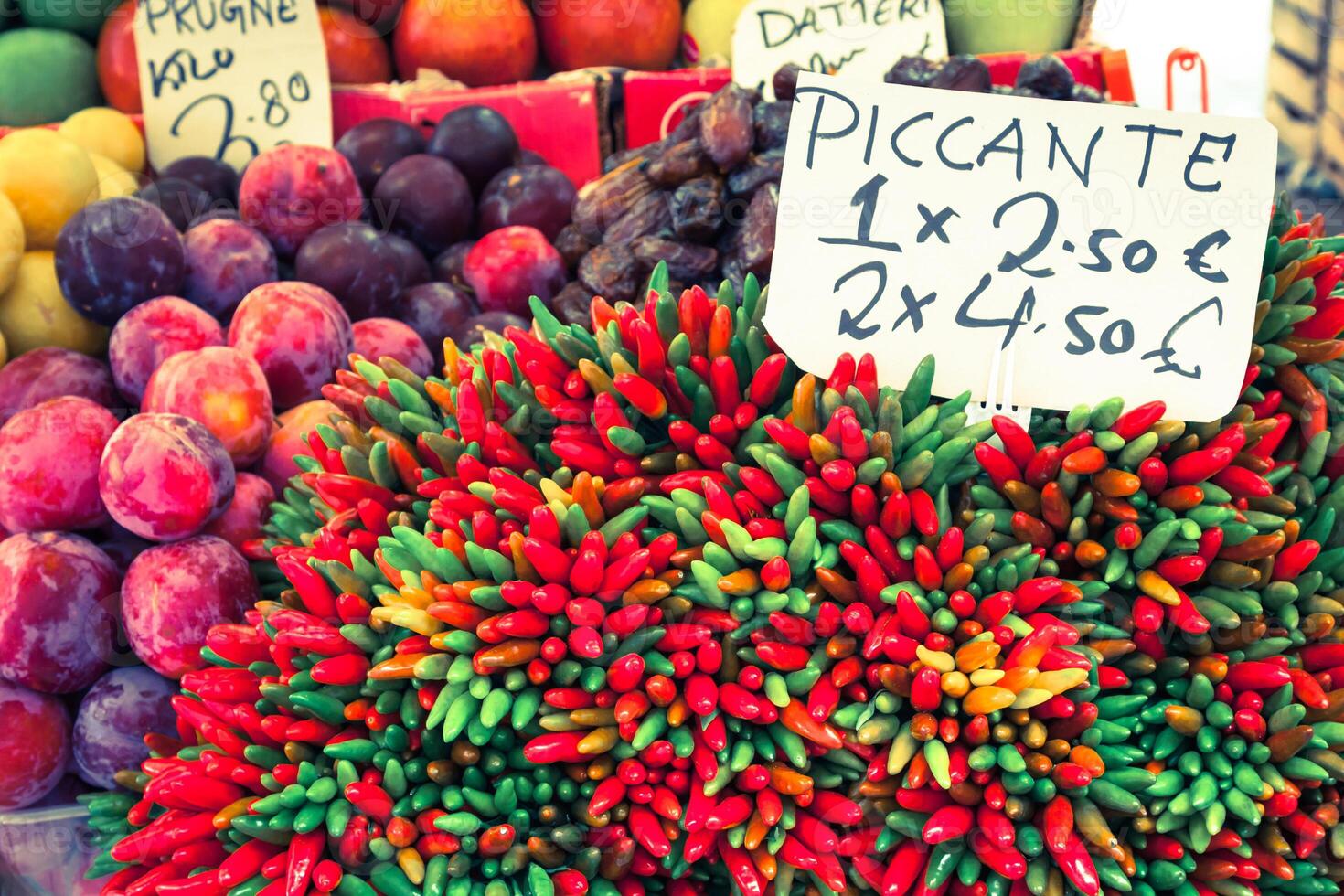 coloré les courses marché dans Venise, Italie. Extérieur marché stalle avec des fruits et des légumes. photo