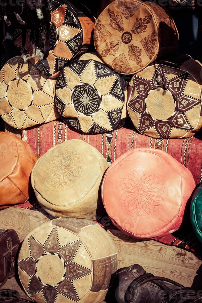 vieux médina souk fez, artisan magasin de coloré marocain cuir, fez, Maroc. photo