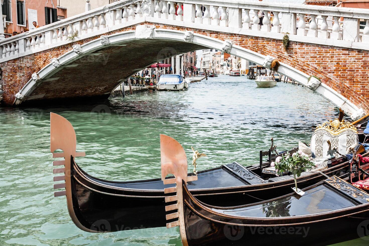 gondoles dans canal -symbole de Venise ,Italie photo