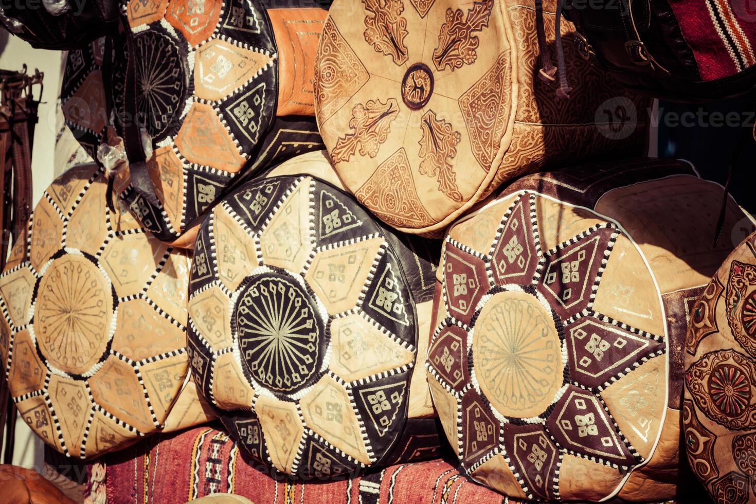 vieux médina souk fez, artisan magasin de coloré marocain cuir, fez, Maroc. photo