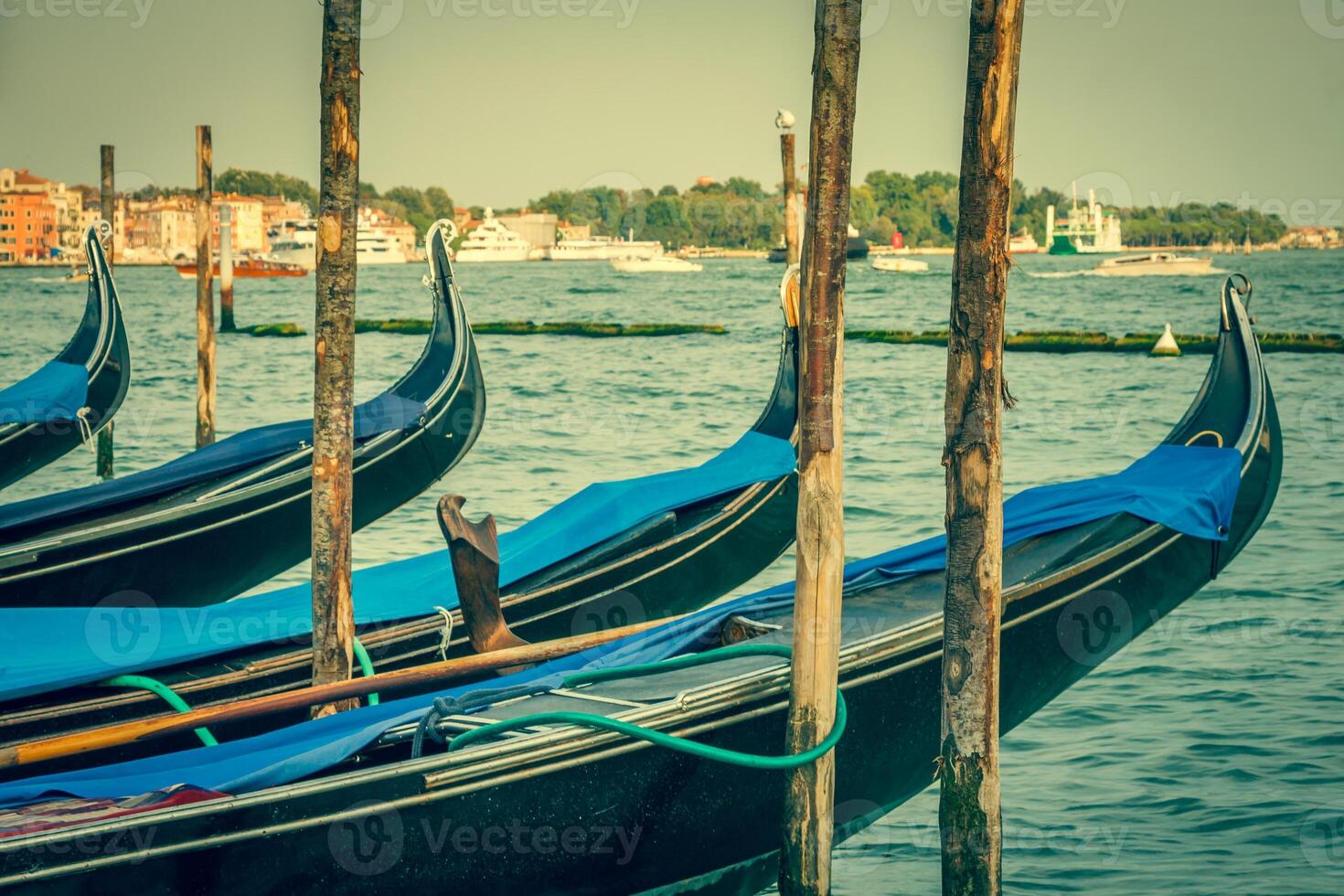 gondoles amarré par Saint marque carré. Venise, Italie, L'Europe  photo