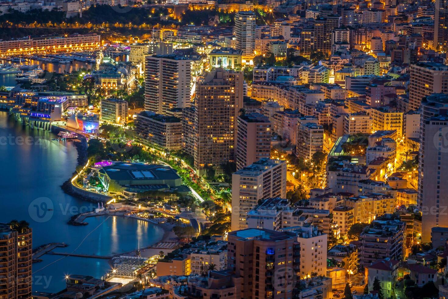 Monte carlo en vue de monaco la nuit sur la cote d'azur photo