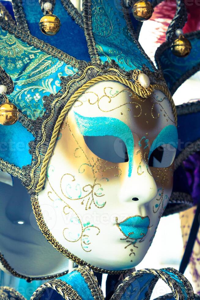 souvenirs et carnaval masques sur rue commerce dans Venise, Italie photo
