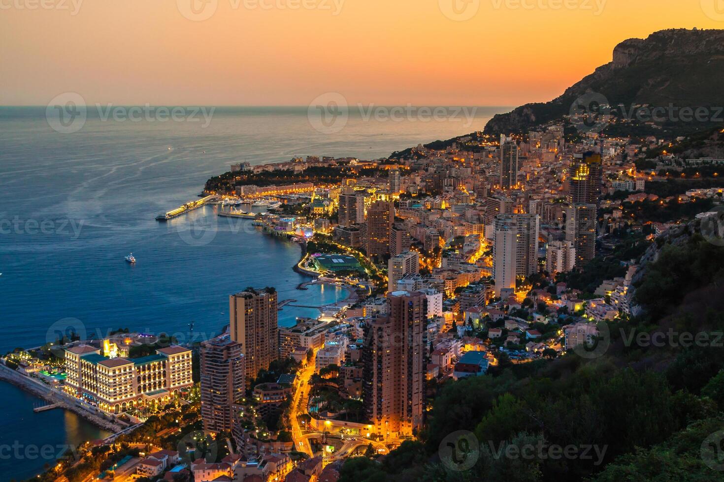 Monte carlo en vue de monaco la nuit sur la cote d'azur photo