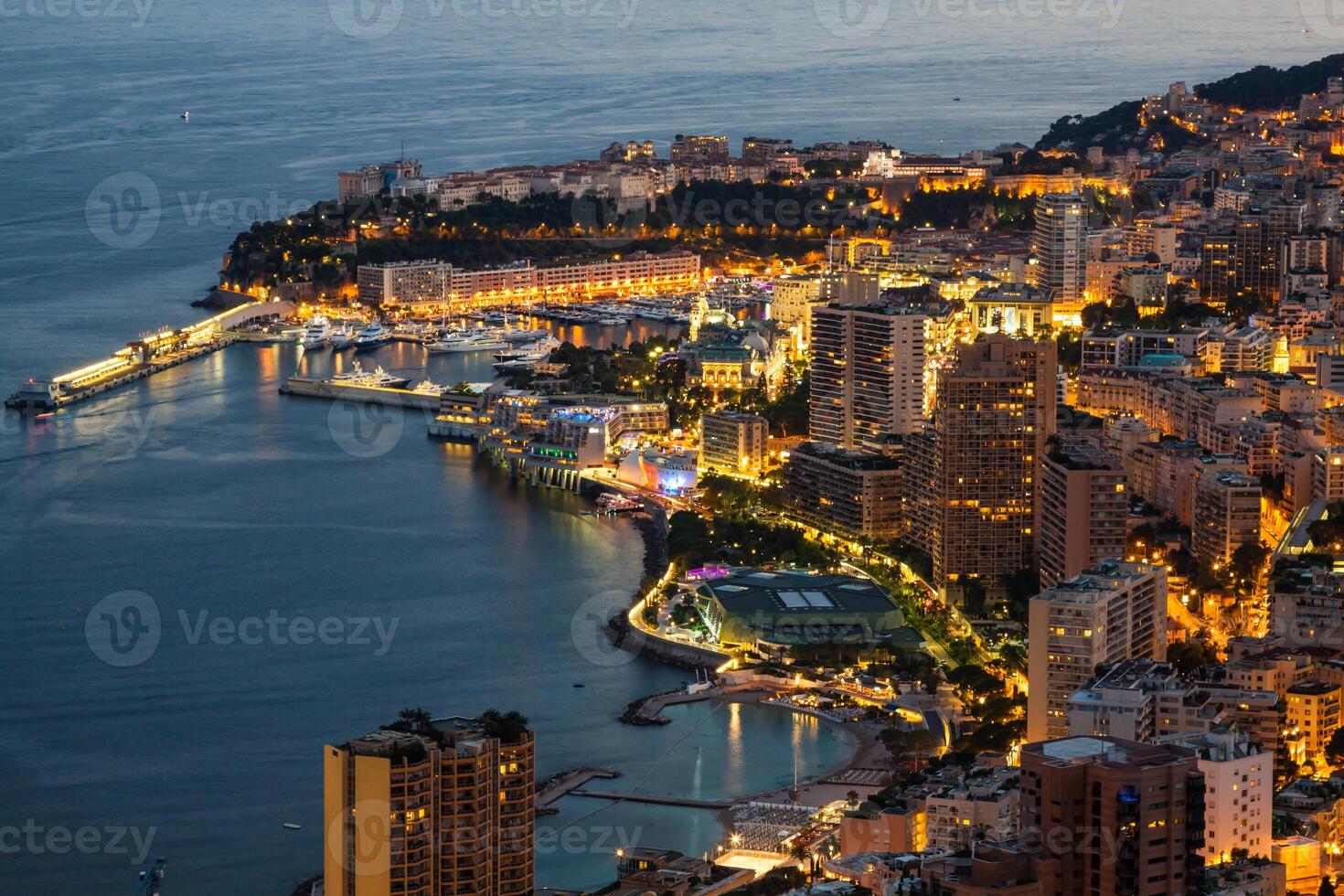 Monte carlo en vue de monaco la nuit sur la cote d'azur photo