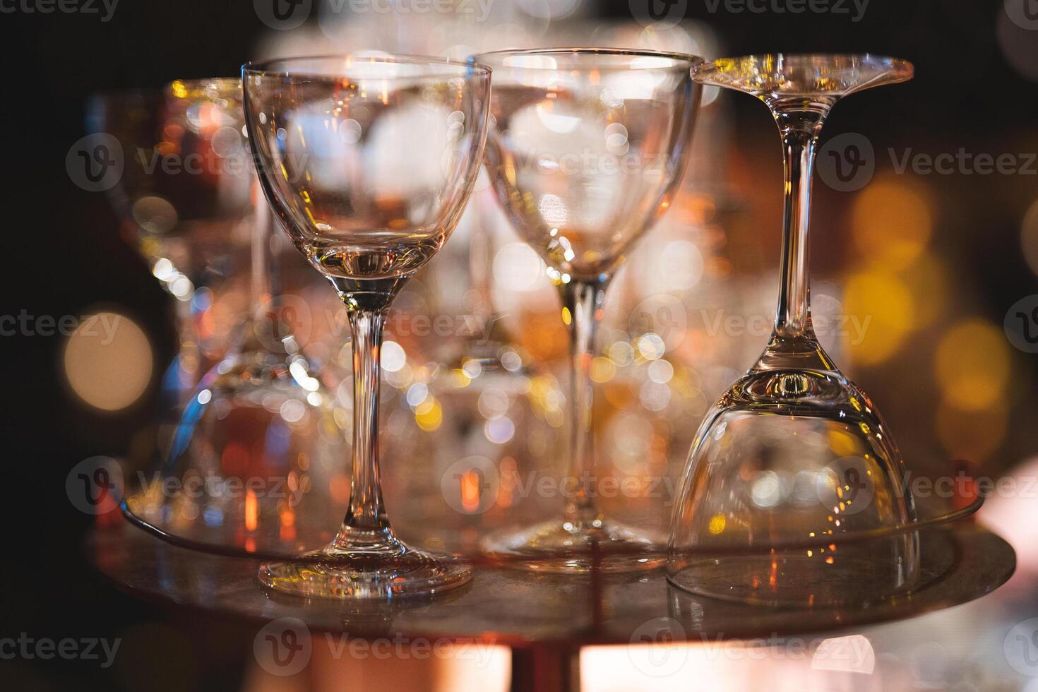 vide nettoyer verre des lunettes pour alcoolique les boissons dans une restaurant sur une bar compteur photo