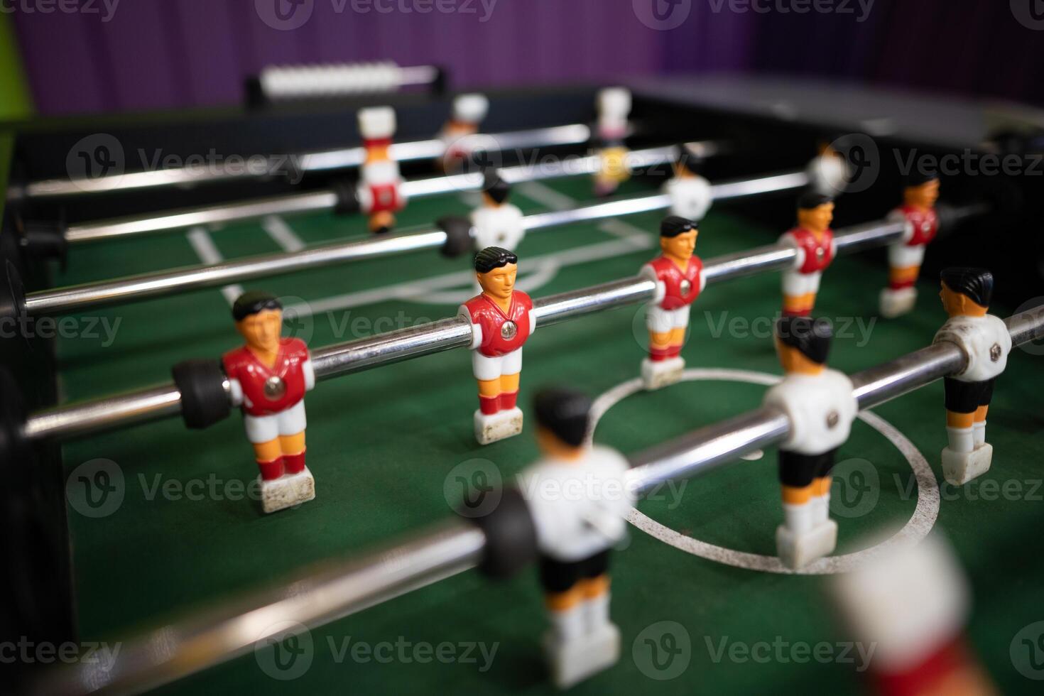 une fermer de le table Football Jeu de Football Les figures sur le champ photo