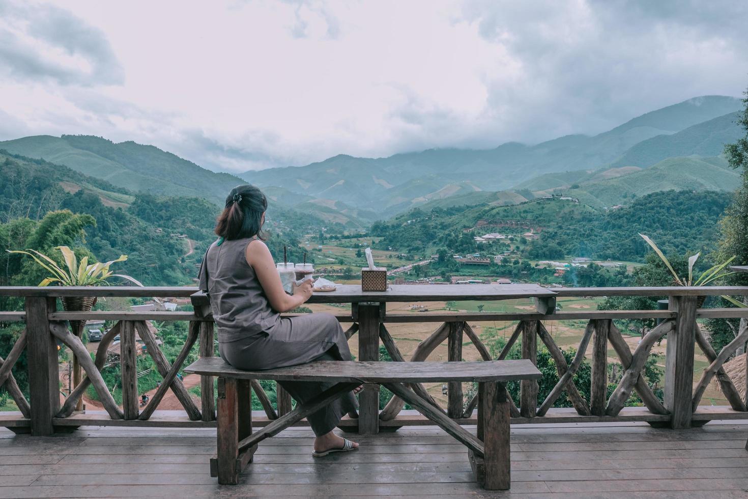 Femme à la recherche de belles rizières photo