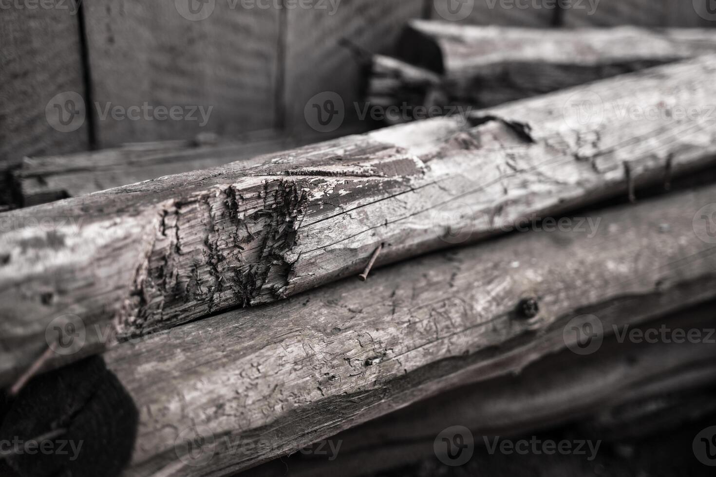 noir et blanc photo de vieux en bois planches empilés dans le arrière-cour